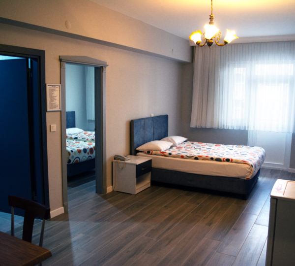 Bir çift kişilik yatak, iki adet tek kişilik yatak ve balkon bulunur. 