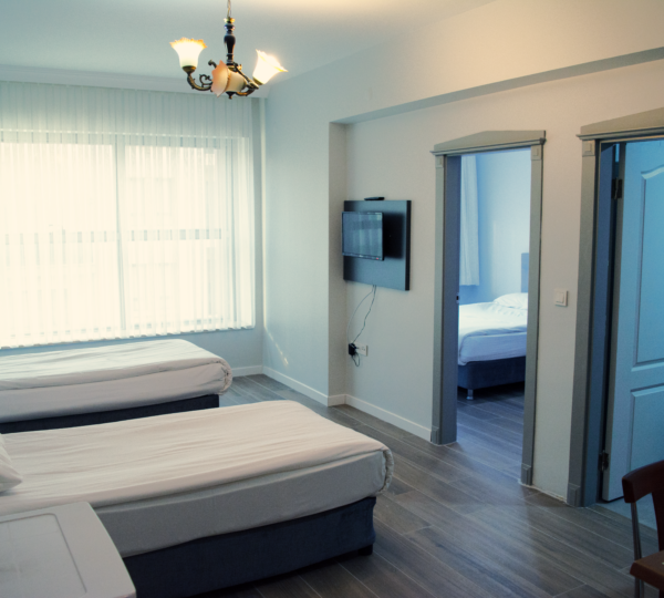 Bir çift kişilik yatak, iki adet tek kişilik yatak bulunur.