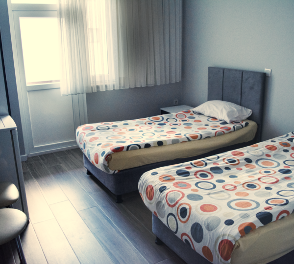 Tek kişilik iki yatak bulunur.