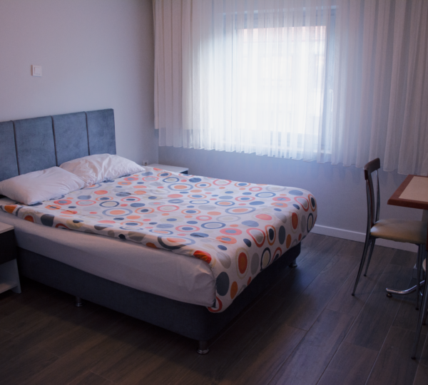 Bir adet çift kişilik yatak bulunur.